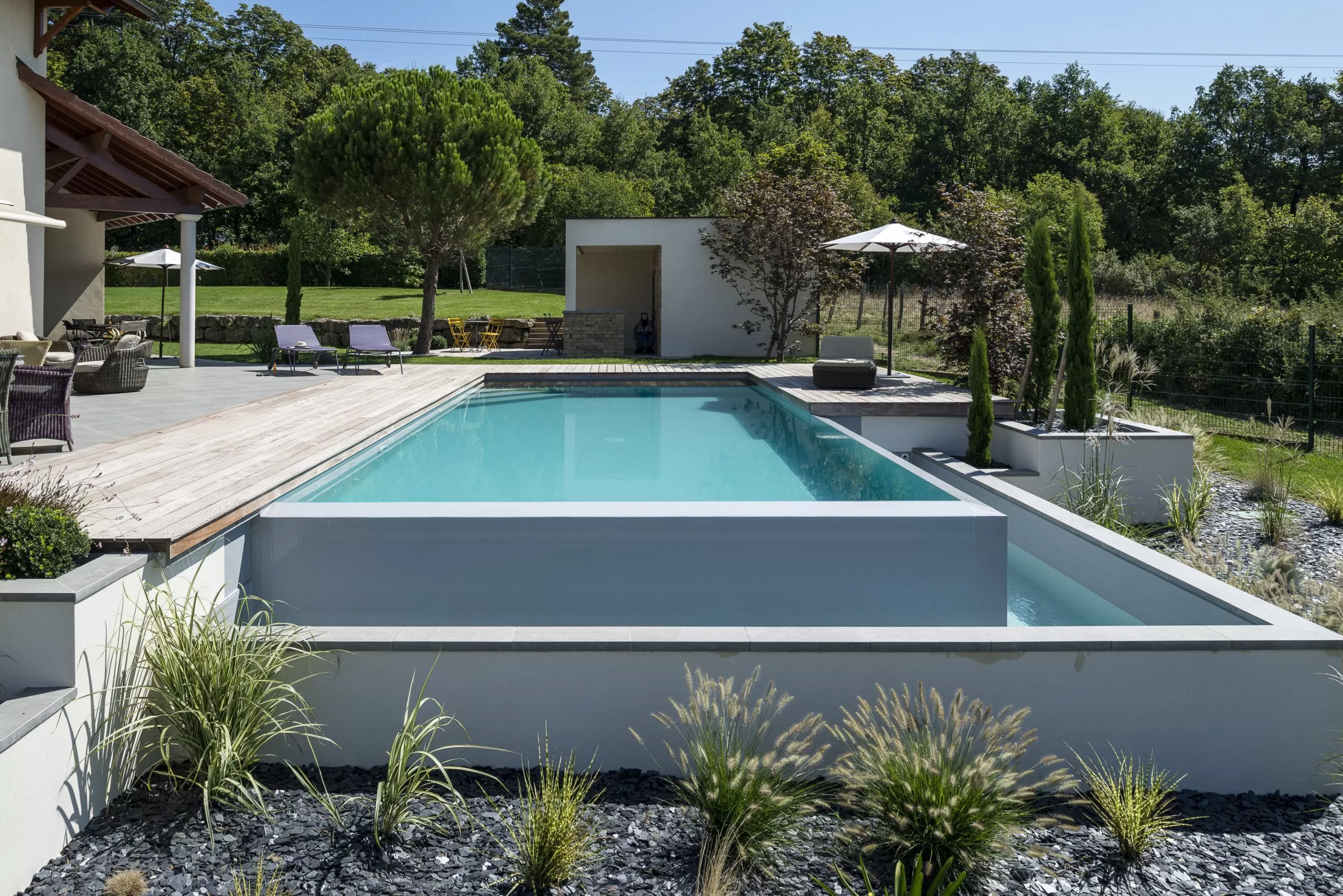 piscine-debordement-deux-cotes-gris-clair-2-scaled